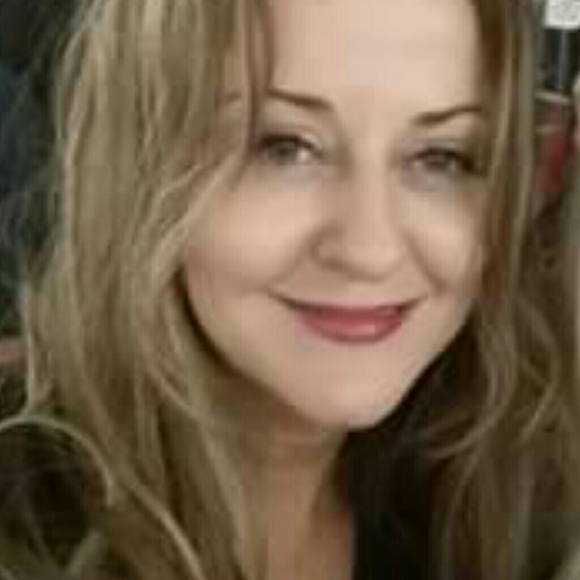 Meet your Posher, Deja - Picture 2 of 6